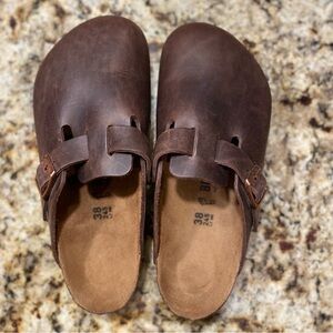 Birkenstock Boston Leather
Cloggs Size 38 L7 M5/US women size 7-7.5/Lightly used